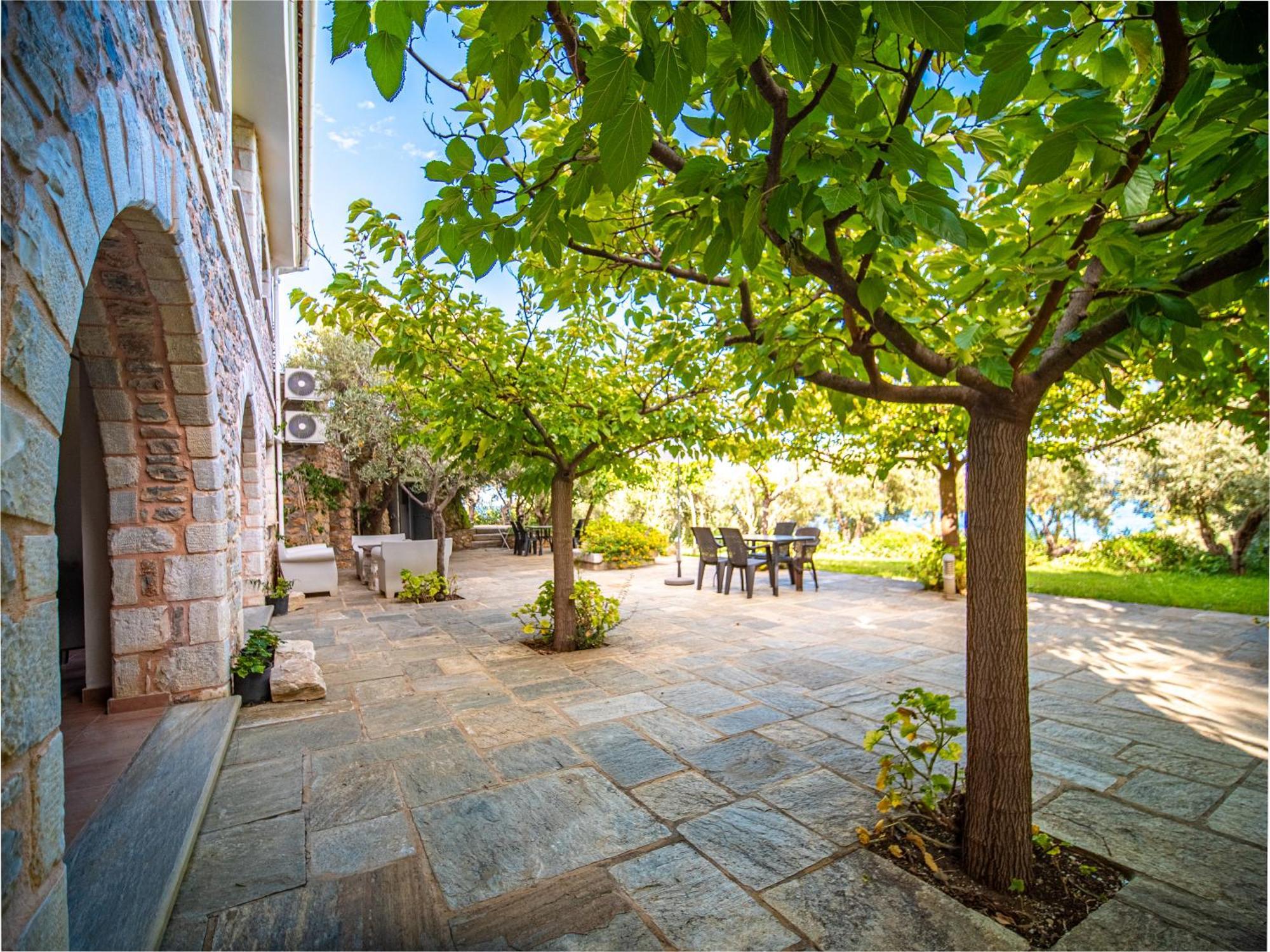 St George's House Potistika